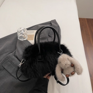 Détail du sac cabas en peluche noire avec anses rondes et pendentif lapin mignon