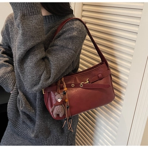 Sac bandoulière rétro bordeaux avec boucle en métal et charmant ourson en peluche