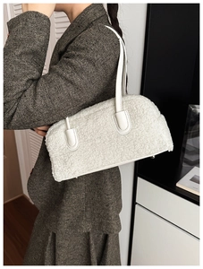 Détail du sac cabas en fausse fourrure blanche avec texture laine et anses cuir