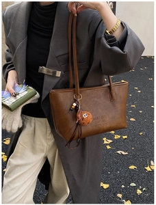 Sac fourre-tout en cuir marron avec texte embossé et breloque en peluche en décor d'automne