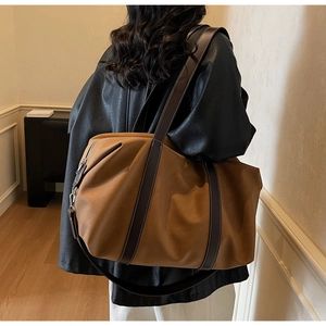 Détail d'un grand sac cabas marron en nylon avec des sangles contrastées élégantes