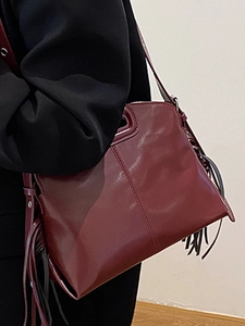 Sac hobo bordeaux chic avec franges latérales et bandoulière polyvalente pour femme