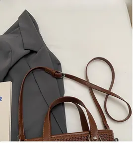 Borsa a secchiello intrecciata marrone con finiture in pelle e tracolla regolabile