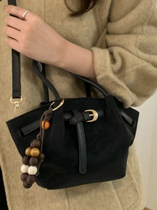 Grand sac seau en daim noir avec boucle dorée décorative et breloques en bois
