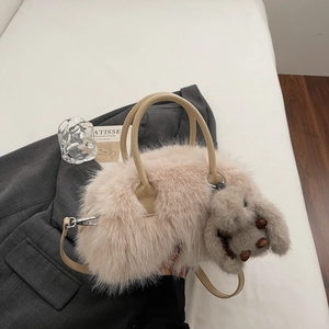 Détail de la texture pelucheuse du cabas rose avec pendentif lapin et bandoulière