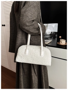 Texture détaillée du sac à épaule en peluche blanche avec poignée en cuir de qualité