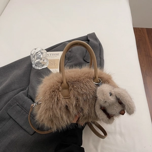 Détail du sac cabas en peluche kaki avec texture douce et charmant pendentif lapin à oreilles
