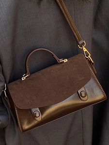 Borsa a tracolla vintage marrone scuro con patchwork in pelle scamosciata e fibbia