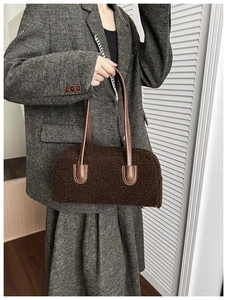Sac à main en peluche marron avec blazer en tweed gris pour un look automne-hiver