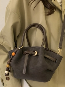 Grand sac cabas en daim gris foncé avec lanières en cuir marron et breloque perlée