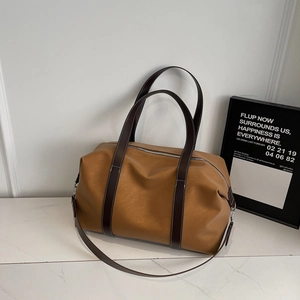 Détail du grand sac cabas camel avec bandoulières en cuir marron foncé et finitions