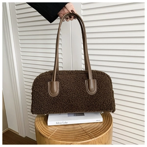 Gros plan détaillé du sac à main en peluche marron foncé avec simili mouton et cuir
