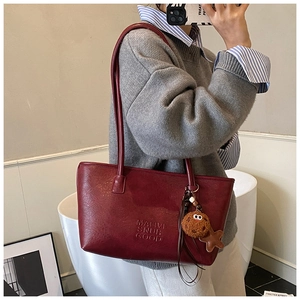 Détail du sac cabas en simili cuir bordeaux avec lettrage embossé MALIVI SNUR GOOD