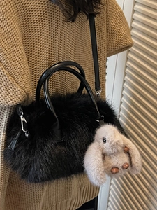 Sac fourre-tout mignon en peluche noire avec pendentif lapin gris et bandoulière fine