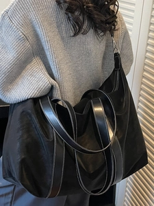 Grand sac fourre-tout noir avec coutures contrastées et détails métalliques