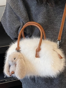 Sac fourre-tout en peluche blanche avec poignées en cuir marron et pendentif lapin