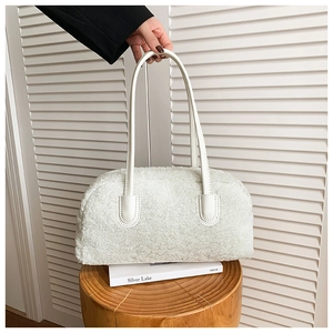Détails du sac fourre-tout blanc en peluche avec ses fines bandoulières en cuir souple