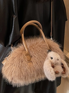 Sac cabas en fausse fourrure marron avec pendentif lapin mignon et poignées élégantes