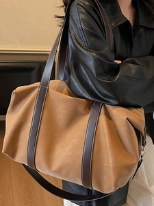 Grand sac cabas en cuir fauve avec lanières contrastées et surpiqûres blanches chic
