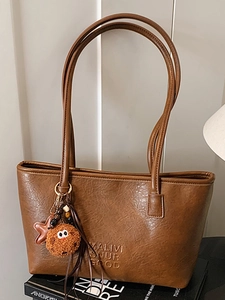 Grand Sac Fourre-Tout en Cuir PU Rétro pour Femmes Sac à Épaule Grande Capacité Avec Gaufrage de Lettres et Pendentif en Peluche