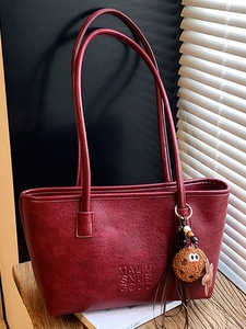 Sac fourre-tout vintage en similicuir rouge foncé avec breloque peluche et texte en relief chic