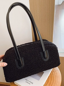 Grand sac cabas noir en peluche douce avec anses en cuir pour style d'hiver