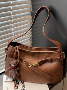 Sac à Épaule Vintage en Cuir PU pour Femmes Rétro Sac Hobo Sous le Bras Avec Pendentif Ours Couleur Unie Sac à Main Mode