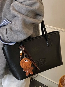 Sac fourre-tout rétro en cuir noir avec lettres embossées et charm cookie en peluche