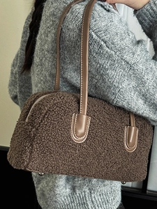Sac à épaule en peluche marron avec anses en cuir café pour la mode d'hiver