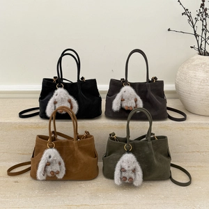 Sacs cabas en daim minimalistes en quatre couleurs avec breloques lapin et bandoulières