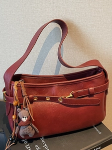 Sac à bandoulière rétro en cuir bordeaux pour femme avec charm ours et détails dorés