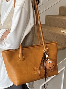 Sac fourre-tout marron rétro avec texture vintage et breloques en peluche