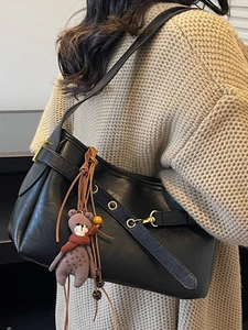 Sac à bandoulière rétro en cuir noir avec pendentif ours et boucle élégante pour femme