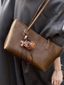 Sac cabas vintage en cuir marron foncé avec gaufrage SENVI et breloques en peluche