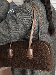 Sac fourre-tout marron en polaire peluche avec bandoulière porté avec un manteau