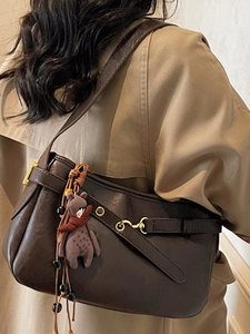 Sac bandoulière vintage marron foncé pour femme avec charm ours mignon et boucle métallique