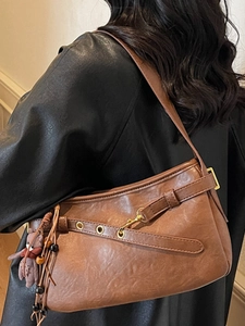 Sac à bandoulière marron vintage avec détails en métal et breloque ours en peluche