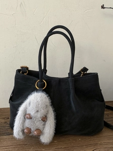 Sac seau vintage en daim noir avec boucle dorée et pendentif lapin en peluche gris
