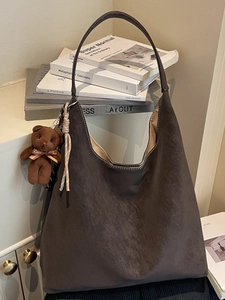 Vintage Large Capacity Women Tote Bag PU Leather Minimalist Urban Style Single Shoulder Bag With Plush Bear Charm Office