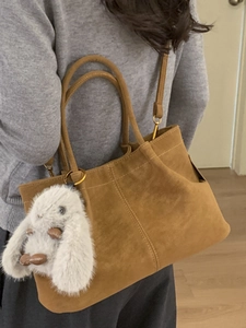 Sac seau en daim marron avec breloque lapin blanc et doubles poignées pour femme