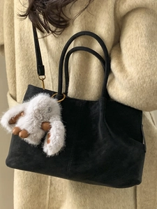 Sac seau vintage noir en suédine avec charm lapin en peluche pour look hivernal chic