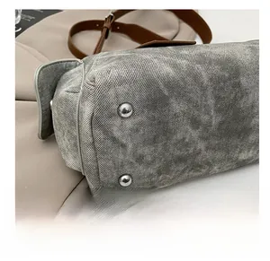 Gros plan du fond de sac durable avec pieds en métal et texture en toile