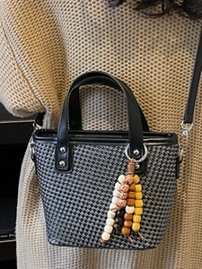 Secchiello chic in tweed con manici in pelle nera e ciondolo con perle in legno