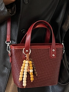 Borsa a mano intrecciata rosso vino con nappe di perline boho e tracolla coordinata