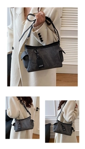 Détail du sac à bandoulière en similicuir gris foncé avec poches et large sangle