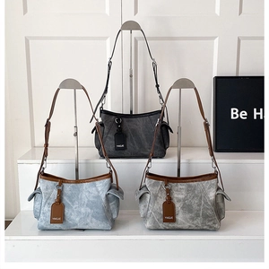 Détails de la texture du cuir délavé vintage et des couleurs des sacs portés épaule