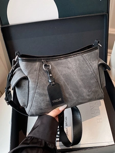 Sac à bandoulière gris texturé minimaliste avec garniture en cuir noir chic