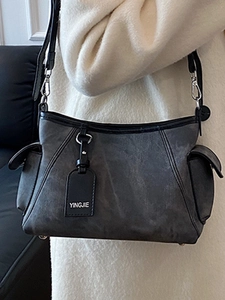 Sac à bandoulière minimaliste gris foncé en similicuir avec poches et sangle réglable