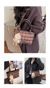 Détails du sac à bandoulière à carreaux marron avec motifs d'ours et porte-clés peluche
