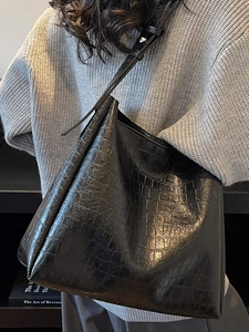 Retro black crocodile pattern bucket bag with large capacity and minimalist shoulder strap